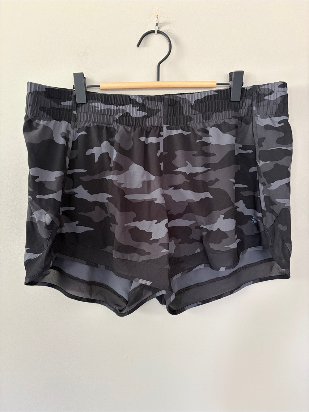 Athleta Mesh Racer Run Shorts 4” Large Black Gray Camo Athletic Gym Workout‎
